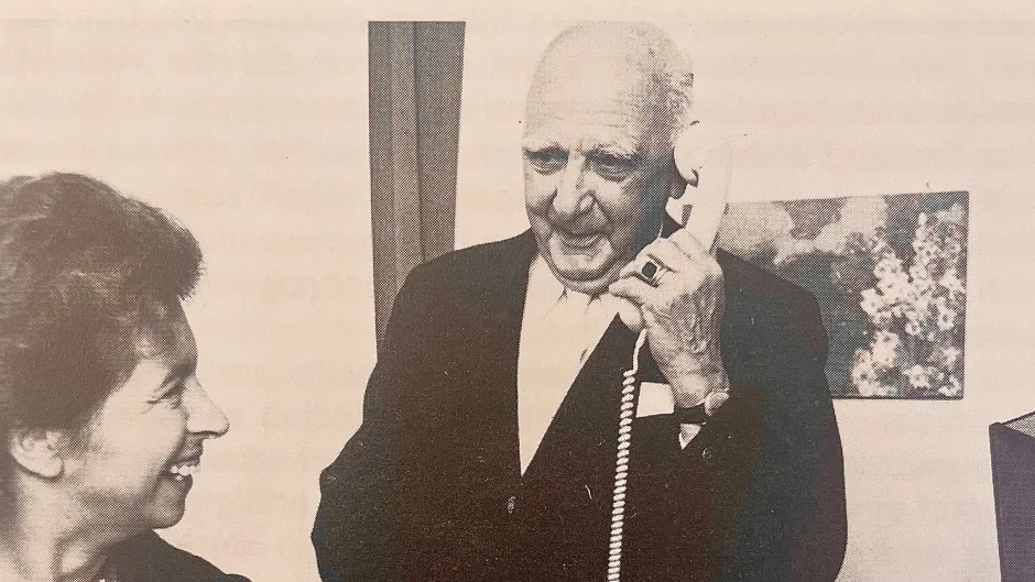 schwarz-weiß-Bild eines Telefonats